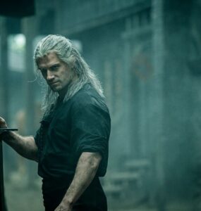 Henry Cavill jako Geralt v seriálu Zaklínač na Netflixu